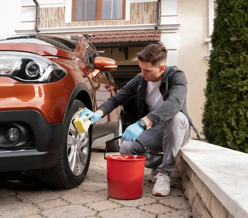 Lavage auto à domicile La Porta : professionnel intervenant sur un véhicule
